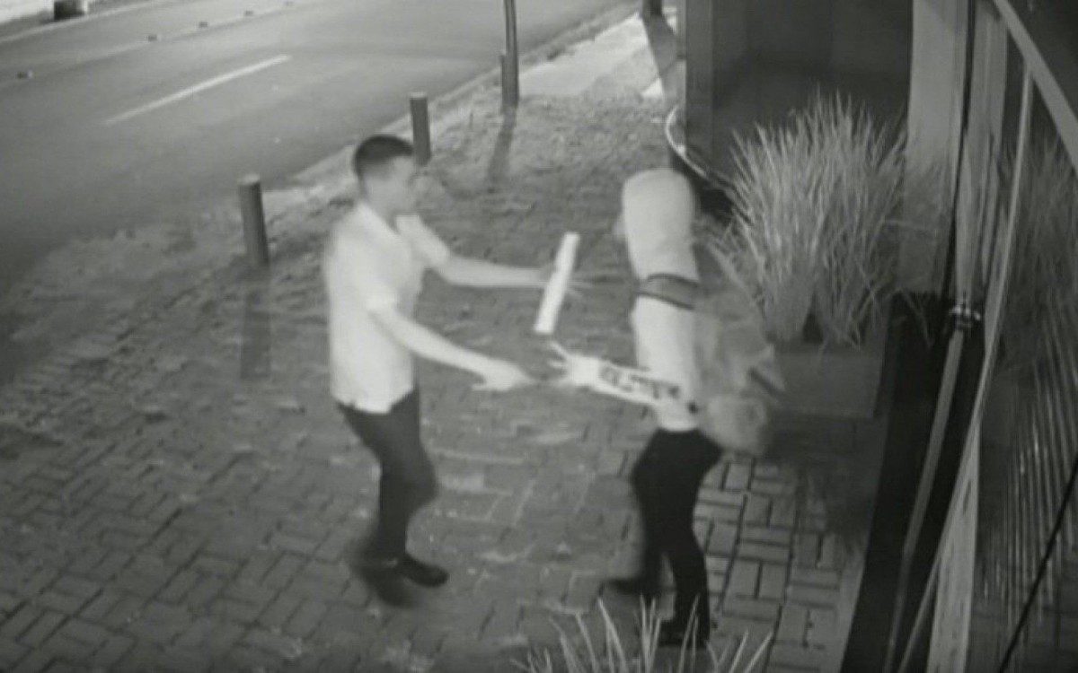 O momento foi flagrado por uma câmera de segurança que monitora a região