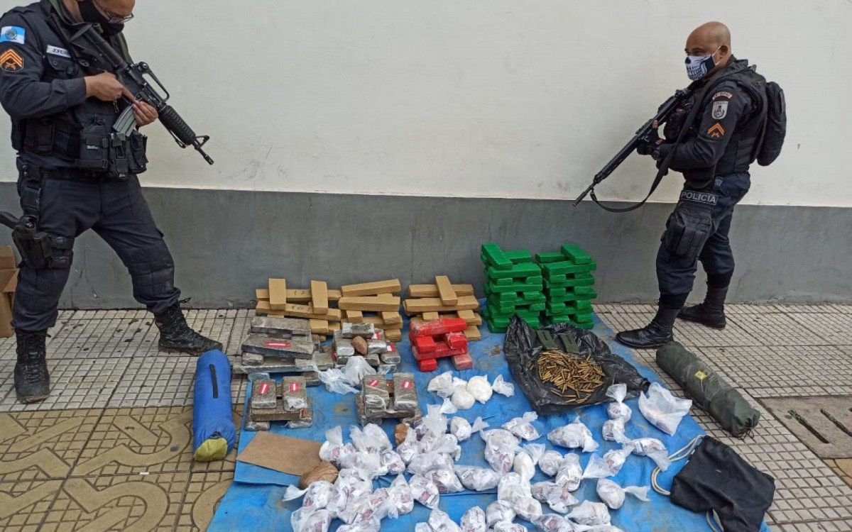 Pol&iacute;cia Militar apreende farta quantidade de drogas e muni&ccedil;&otilde;es em Santa Cruz
