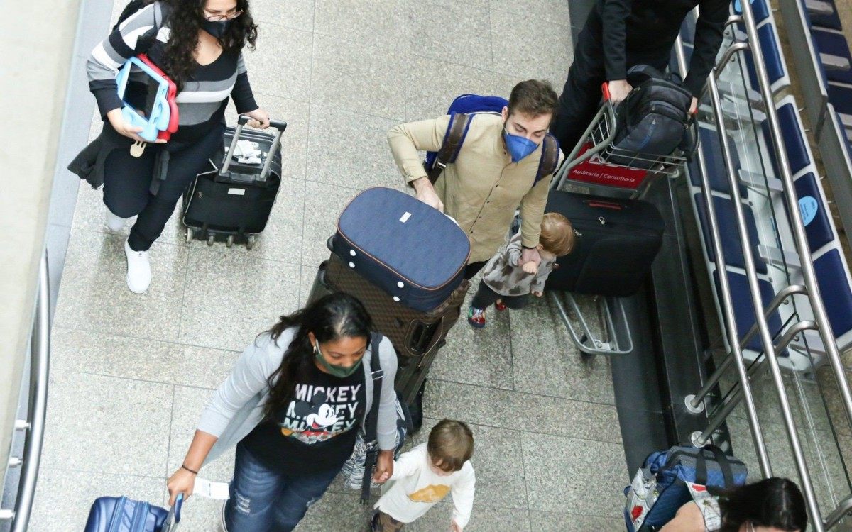 Thales Bretas, vi&uacute;vo de Paulo Gustavo, viaja com os filhos Romeu e Gael