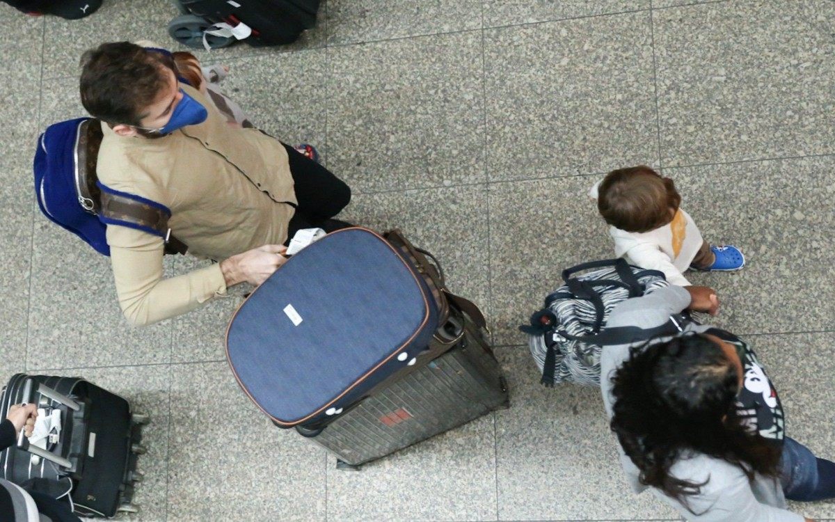 Thales Bretas, vi&uacute;vo de Paulo Gustavo, viaja com os filhos Romeu e Gael