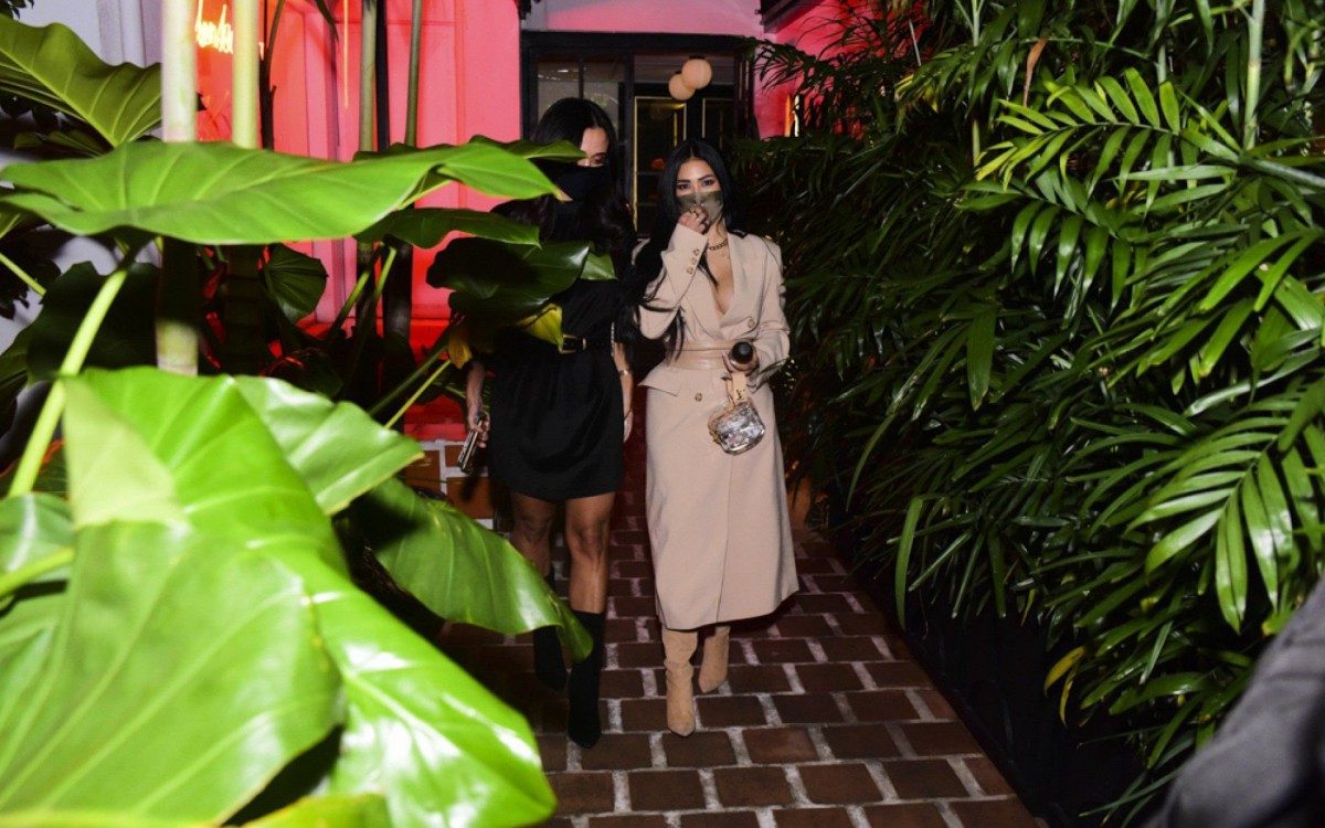 Cantora Simaria vai a restaurante com amiga no bairro dos Jardins, em S&atilde;o Paulo, na noite desta quinta-feira