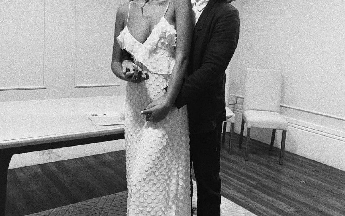 Filha de Xuxa se casa com cantor gospel 