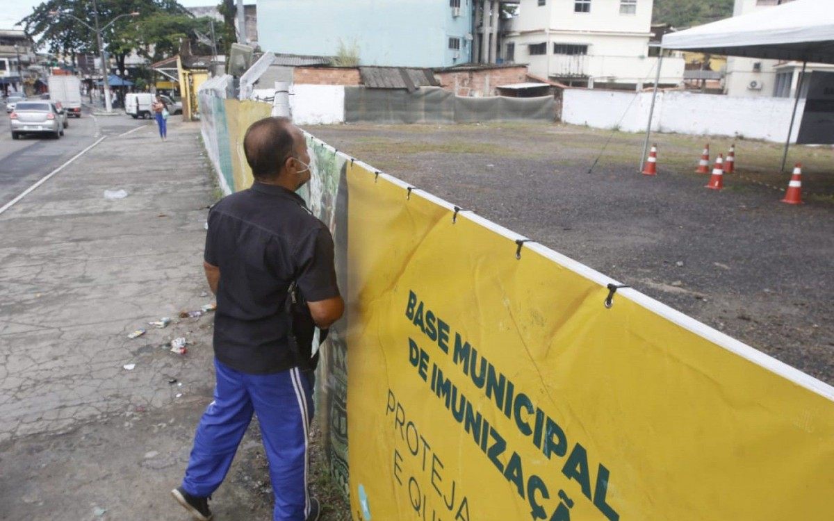 Posto de imunização contra a Covid-19 em Guapimirim permaneceu fechado na manhã desta sexta-feira - Reginaldo Pimenta / Agência O Dia