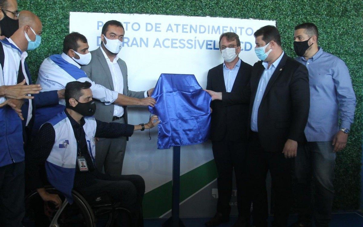 Governador Cl&aacute;udio Castro e presidente do Detran, Adolfo Konder, inauguram posto do Detran exclusivo para pessoas com defici&ecirc;ncia, no Rio