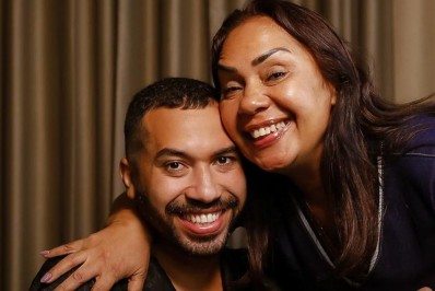 Revigorada! Mãe de Gilberto recebe primeira dose da vacina contra a covid-19