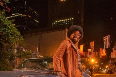 Mumuzinho exibe novo visual em clipe e internautas comparam com Bruno Mars