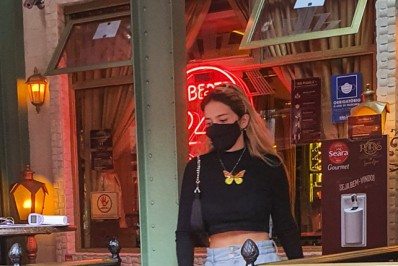 Viih Tube almoça com namorado em restaurante de SP