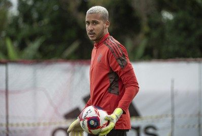 Gabriel Batista vê jogo com os pés como 'diferencial' e fala de relação com Hugo Souza: 'Um irmão'