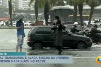 Argh! Repórter da Record leva banho de água suja ao vivo
