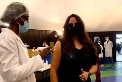 Vídeo! Ana Carolina toma primeira dose da vacina: 'Viva o SUS'