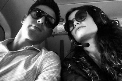 Cauã Reymond posta foto com Alinne Moraes e Mariana Goldfarb comenta