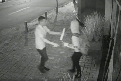 Vídeo: mulher luta com assaltante e é salva por motorista de ônibus