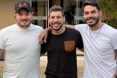 Ex-BBB Caio responde se Israel, dupla de Rodolffo, sente ciúmes dele: 'Conversa nojenta'