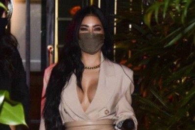 Que estilo! Simaria mostra toda sua beleza em jantar com amiga