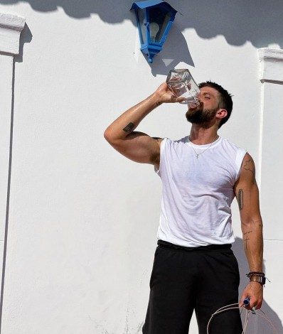 Chay Suede posta foto bebendo água e arranca suspiros dos fãs - REPRODUÇÃO