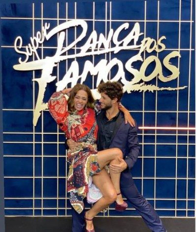 Claudia Ohana e seu parceiro na 