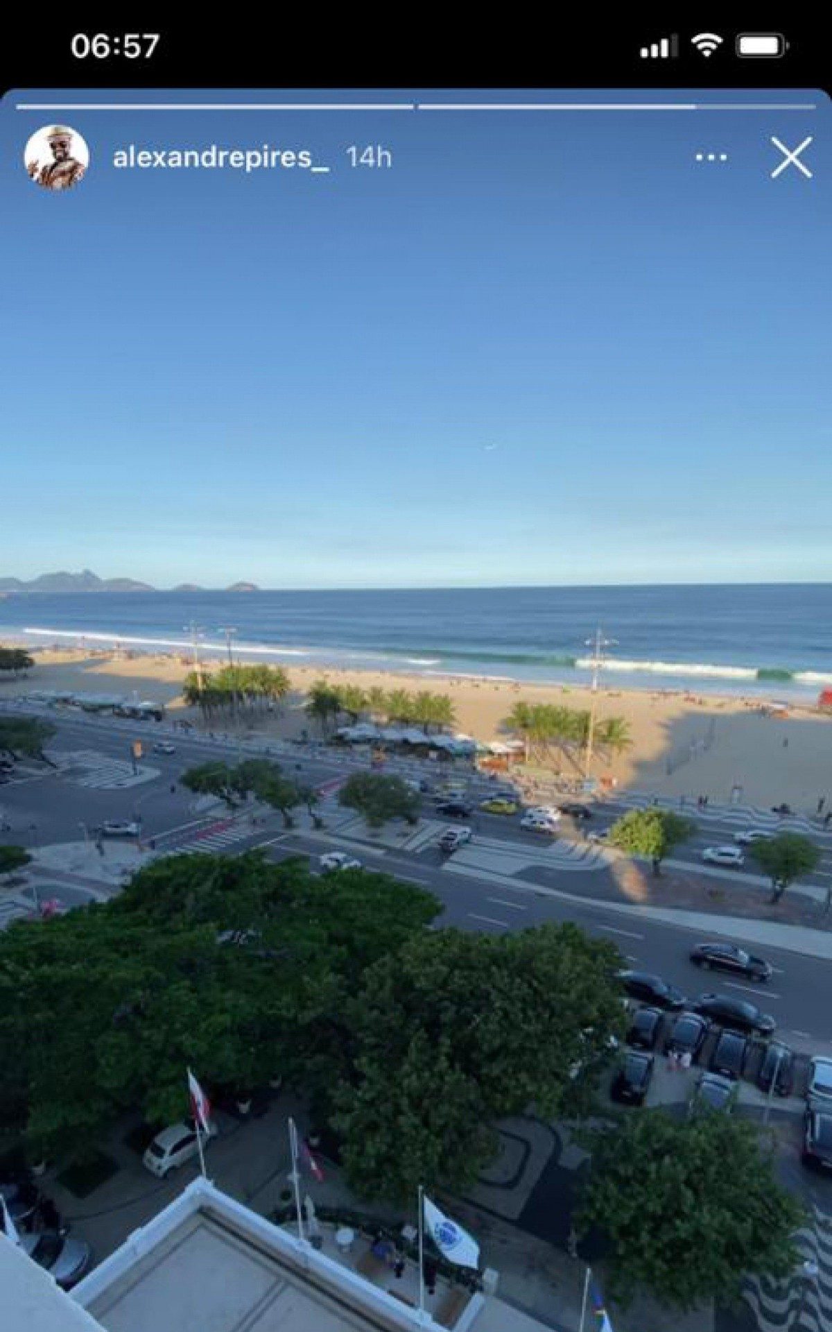 Alexandre Pires mostra a vista do seu quarto no Copacabana Palace