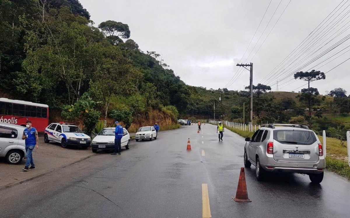 Opera&ccedil;&atilde;o de tr&acirc;nsito teve como objetivo orientar condutores de ve&iacute;culos de passageiros por aplicativo