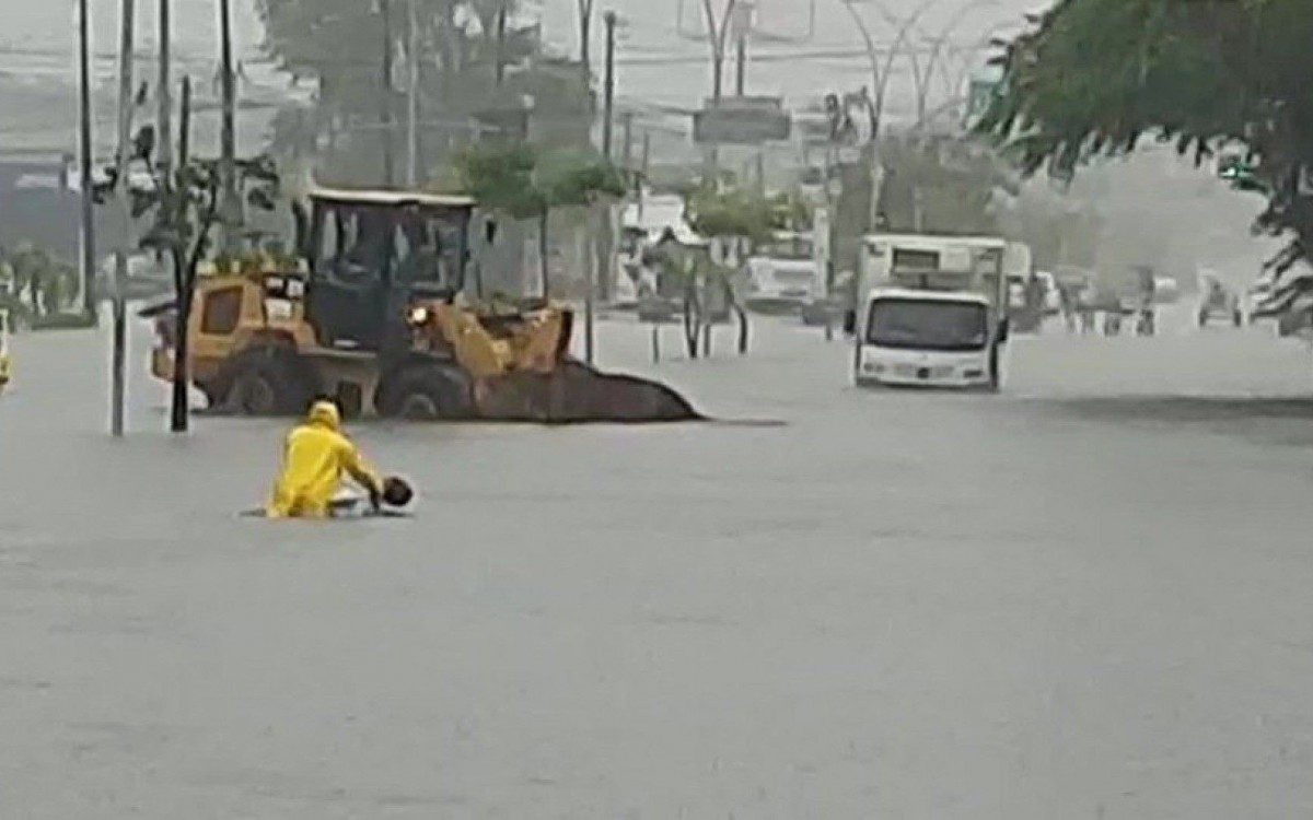 Caminh&atilde;o com 5,1 mil doses da Pfizer fica 'preso' em alagamento