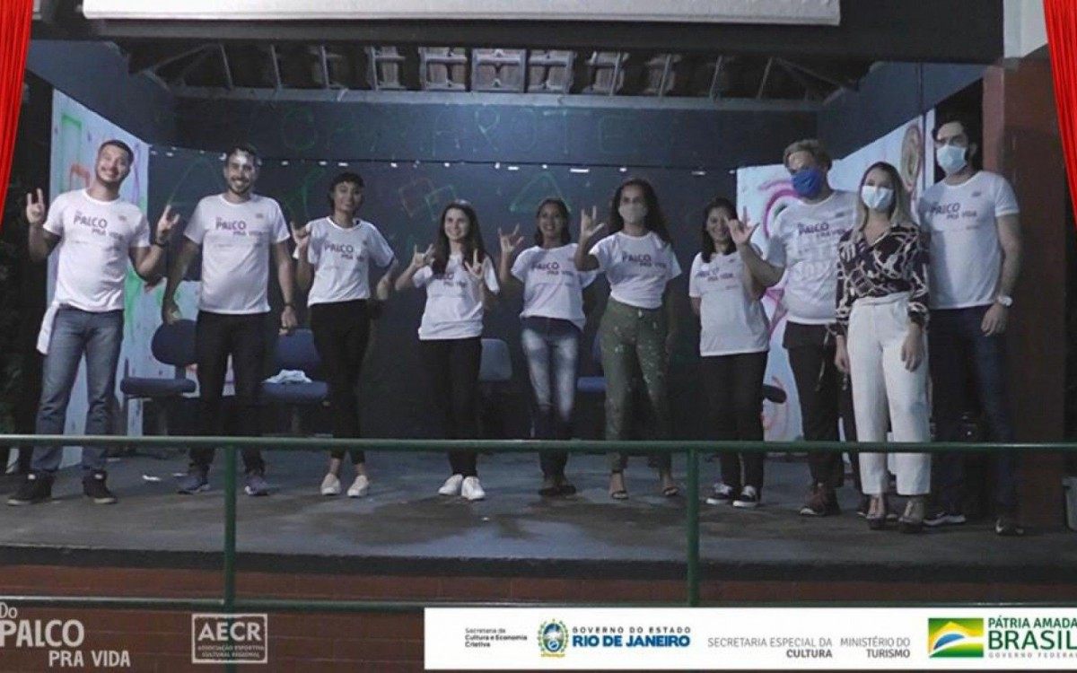 O projeto foi conduzido por Rinara Coimbra de Morais; pelo professor de teatro, Lucas Valeriote, e pela professora de libras, Valeria Godoi.
