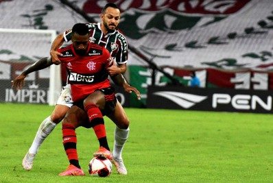 Árbitro ignora confusão após apito final em súmula de Flamengo x Fluminense