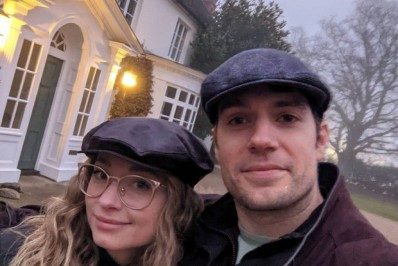 Henry Cavill rebate críticas ao namoro: 'Estou muito feliz no amor e na vida'