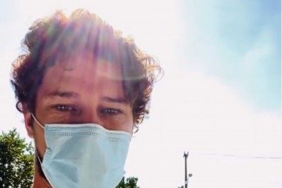 Vídeo! José Loreto toma vacina e homenageia vítimas da covid-19