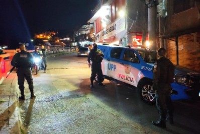 PMs coibem baile e prendem suspeito no Morro dos Prazeres 