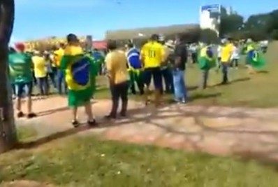 Bolsonaro causa aglomeração em visita a centro de tradições gaúchas em Brasília