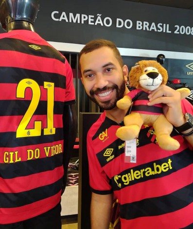 Gil Nogueira em visita ao Sport Club Recife - Reprodução de internet