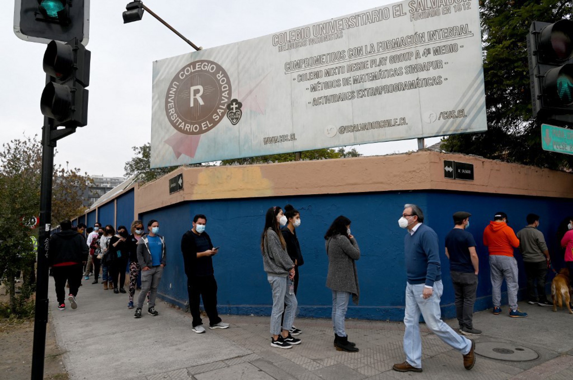 Chile conclui eleição histórica em busca de uma nova Constituição