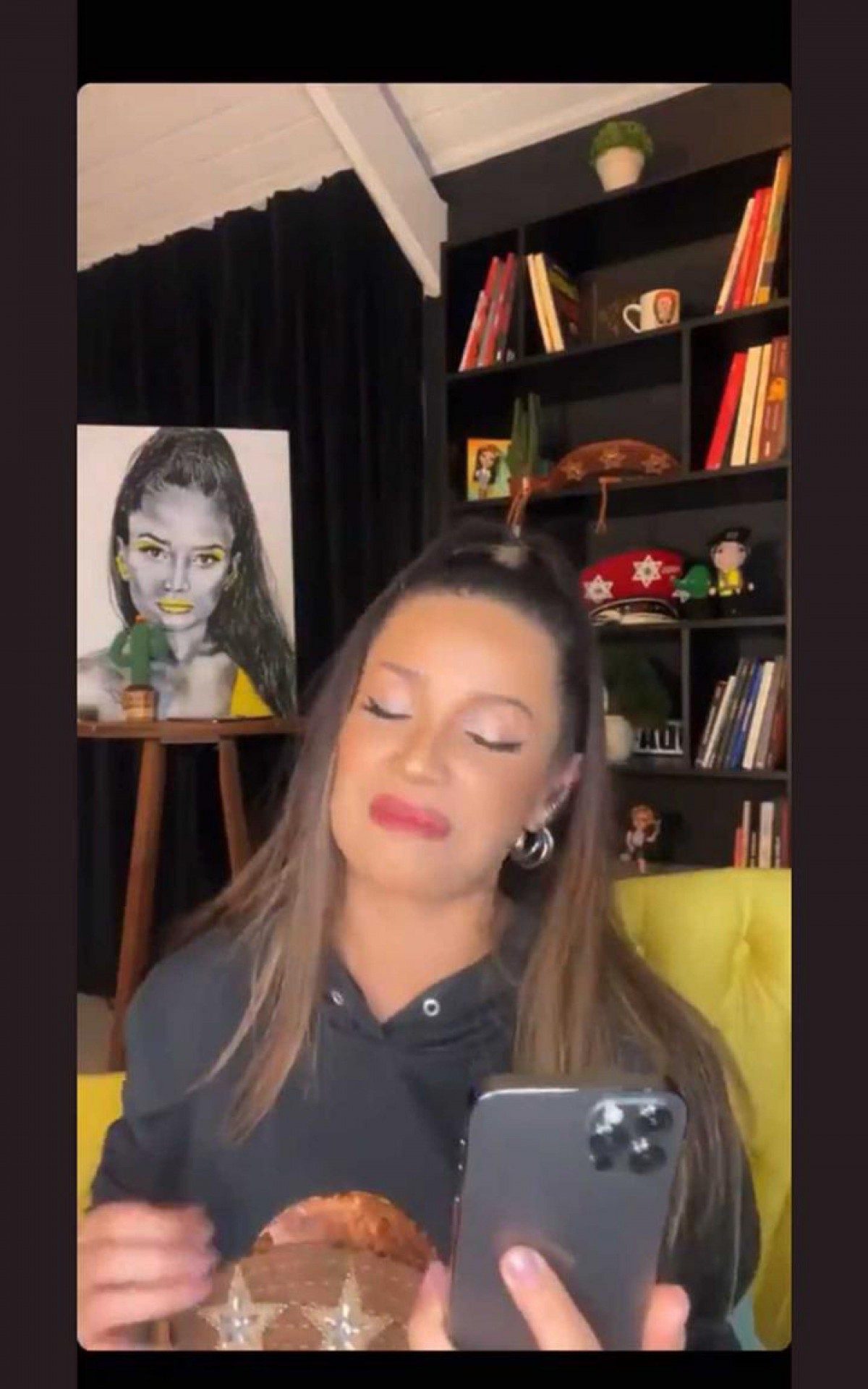 Juliette aparece com Iphone em live