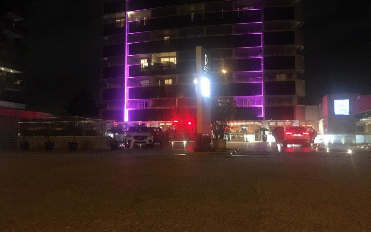 Ambulância chega a hotel na Barra
