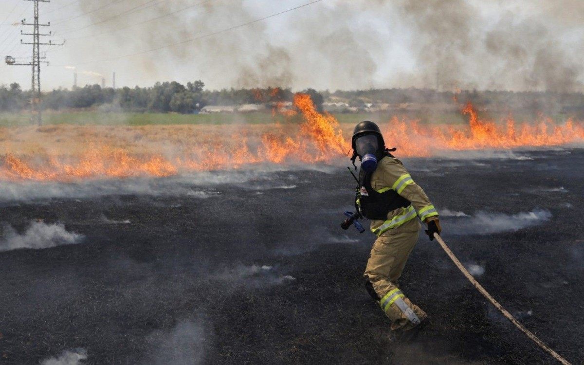 Desde a madrugada deste domingo, 42 palestinos, incluindo ao menos oito crian&ccedil;as e dois m&eacute;dicos, foram mortos em bombardeios israelenses em Gaza, um enclave pobre de dois milh&otilde;es de habitantes sob bloqueio israelense h&aacute; quase 15 anos