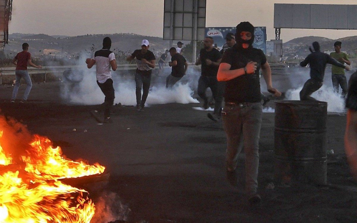 Desde a madrugada deste domingo, 42 palestinos, incluindo ao menos oito crian&ccedil;as e dois m&eacute;dicos, foram mortos em bombardeios israelenses em Gaza, um enclave pobre de dois milh&otilde;es de habitantes sob bloqueio israelense h&aacute; quase 15 anos