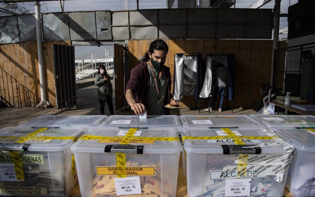 Al&eacute;m da elei&ccedil;&atilde;o para a Assembleia Constituinte, a popula&ccedil;&atilde;o tamb&eacute;m escolhe neste fim de semana prefeitos, governadores e vereadores