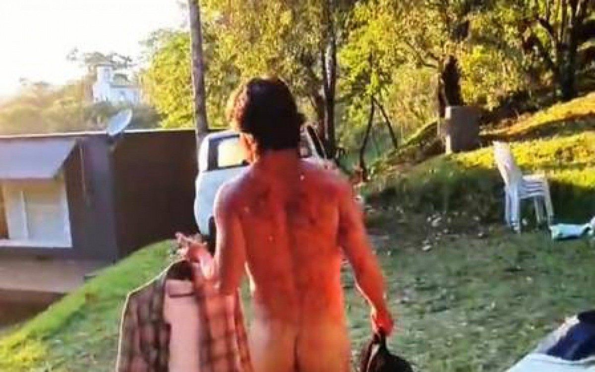 Bernardo Barreto exibe bumbum em set de grava&ccedil;&atilde;o