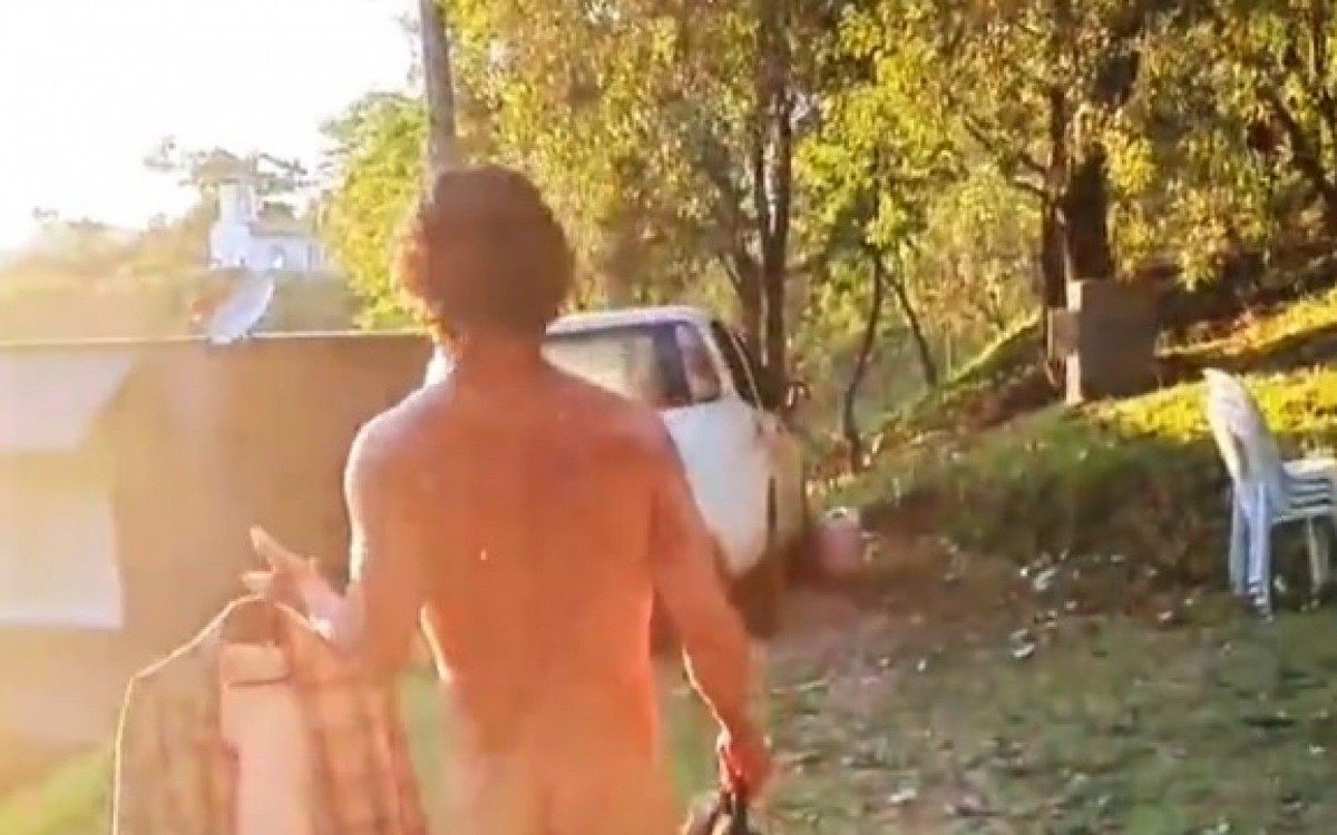 Bernardo Barreto exibe bumbum em set de grava&ccedil;&atilde;o