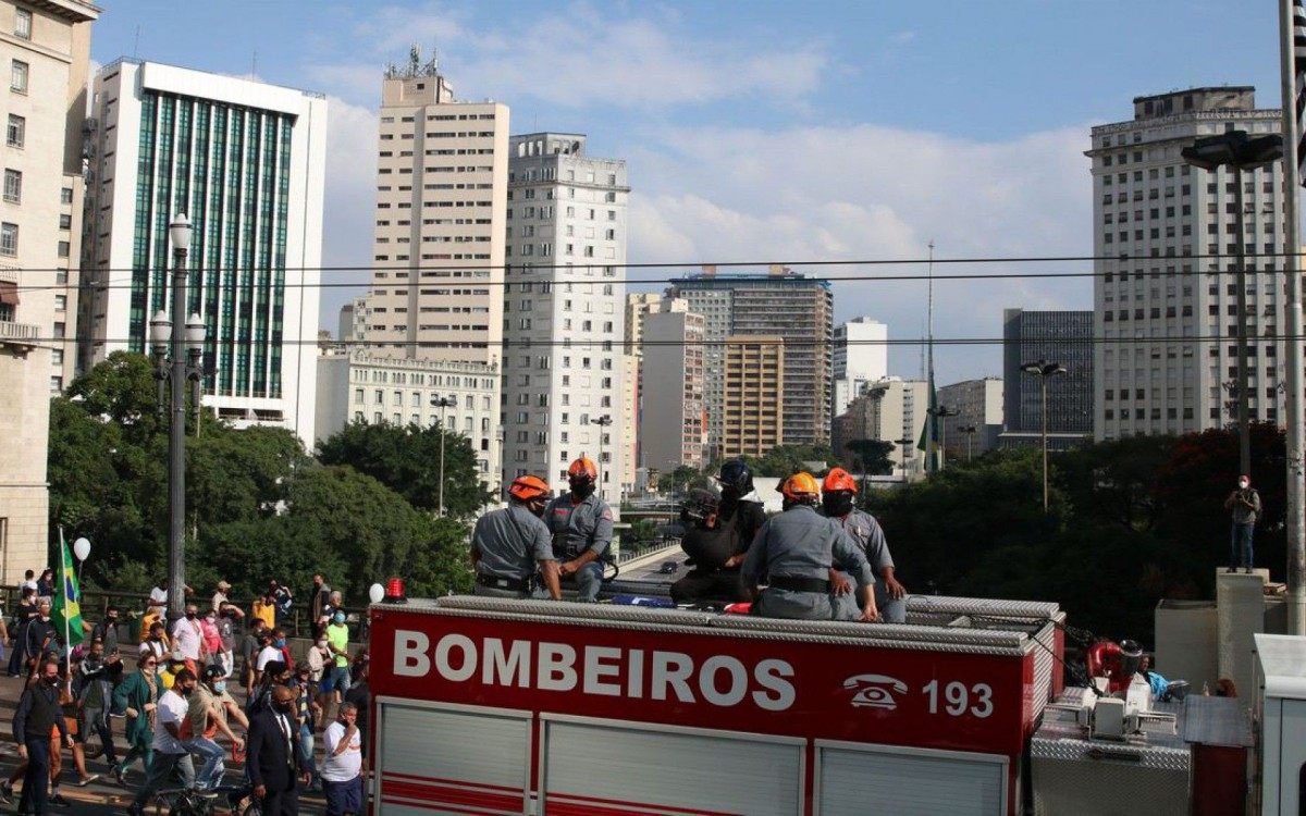 Cortejo com corpo do prefeito de SP, Bruno Covas, segue para Santos, cidade que ser&aacute; enterrado no jazigo da fam&iacute;lia