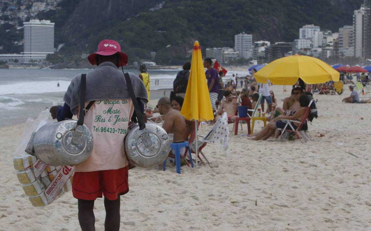 Geral - Movimenta&ccedil;ao na zona sul do Rio. Cariocas circulam na orla e aproveitam a praia de Ipanema, na manha de hoje. Na foto, praia de Ipanema, proximo ao posto 10