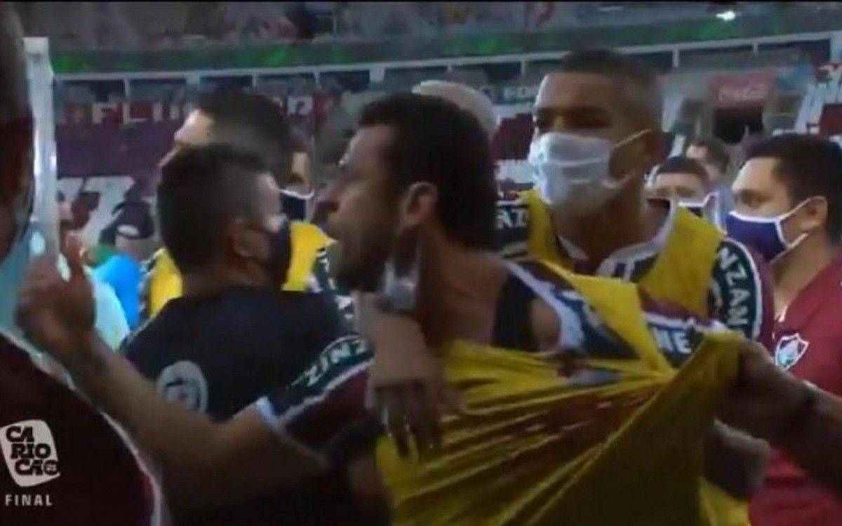 Fred precisou ser segurado por companheiros