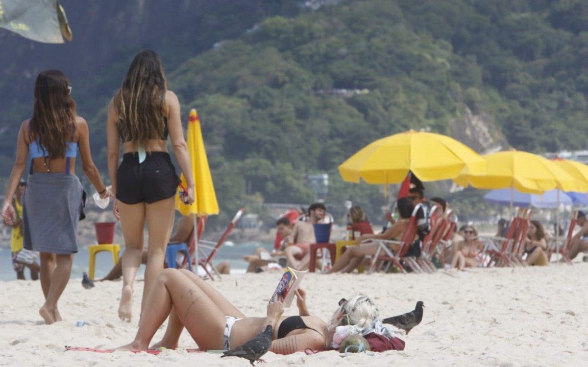 Apesar do tempo nublado, praia de Ipanema tem movimento de banhistas
