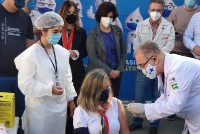 Ministro da Saúde abre campanha de vacinação em massa contra covid em Botucatu, em SP