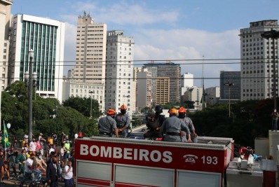 Cortejo com corpo de Bruno Covas deixa a prefeitura e segue para ser sepultado em Santos