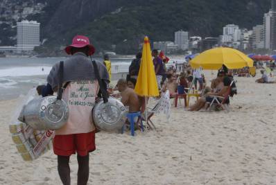 De volta às areias, ambulantes contaram com auxílio emergencial para sobreviver