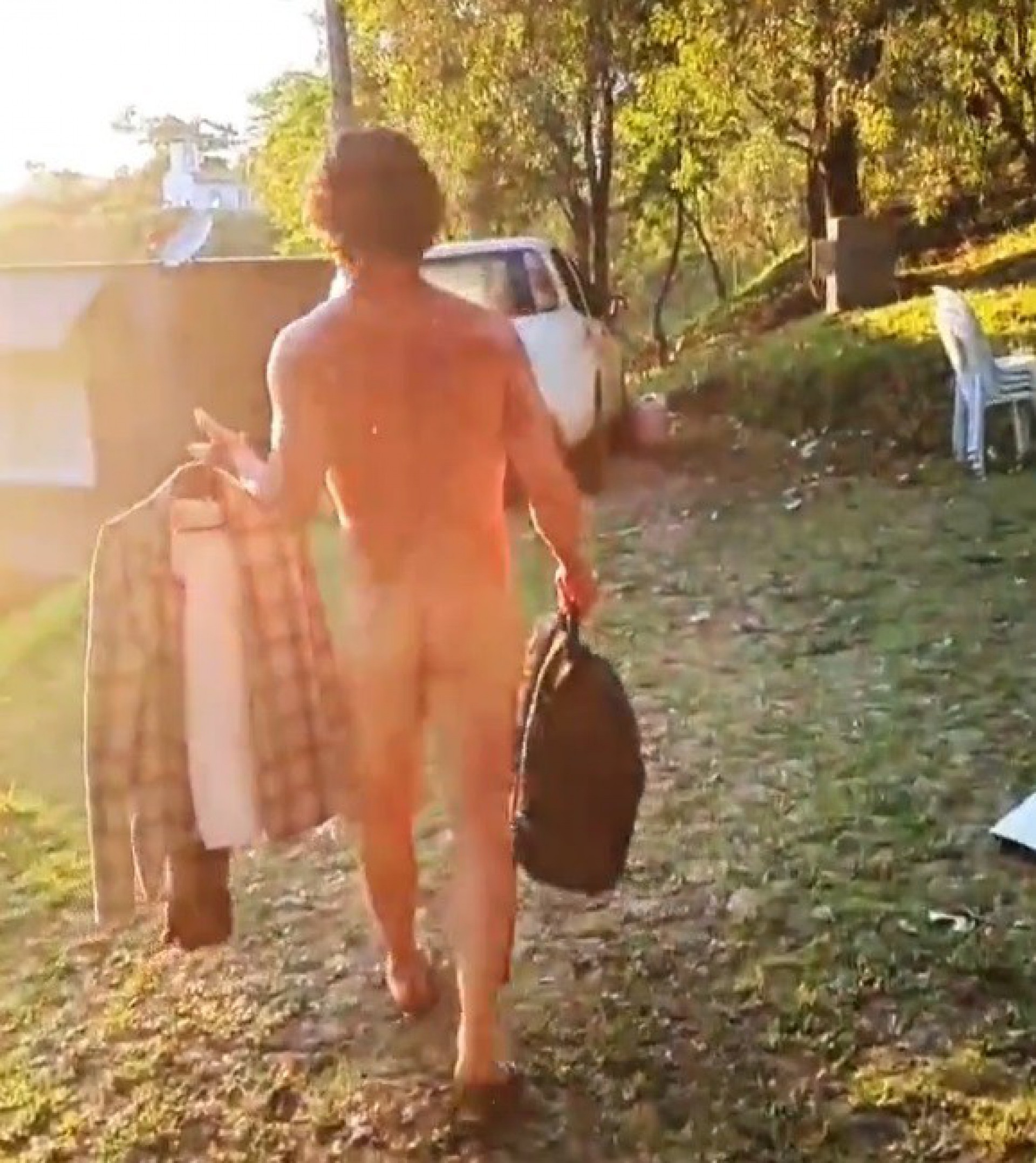 Bernardo Barreto exibe bumbum em set de gravação - Reprodução