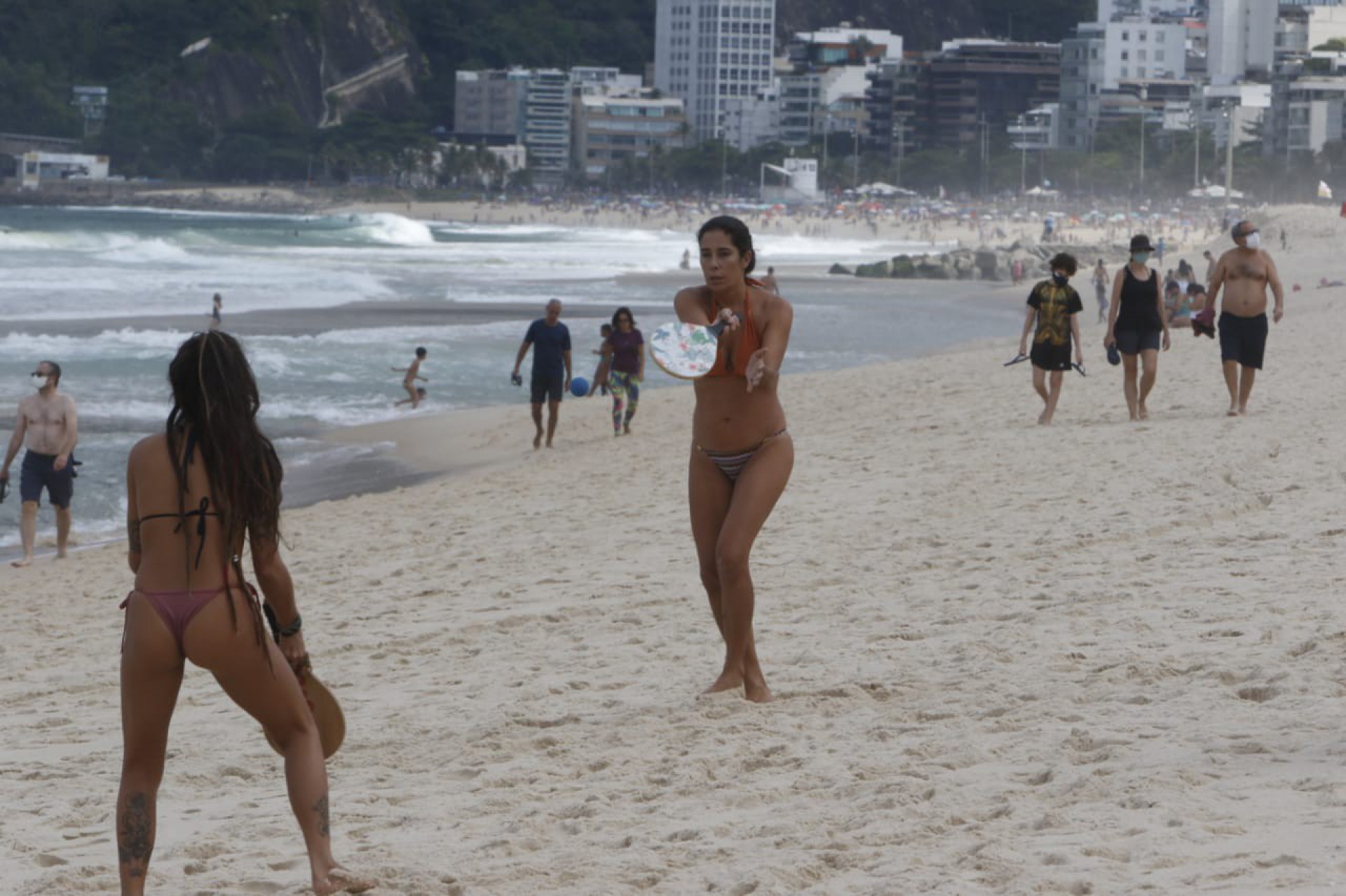 Apesar do tempo nublado, praia de Ipanema tem movimento de banhistas - Reginaldo Pimenta / Agência O DIA