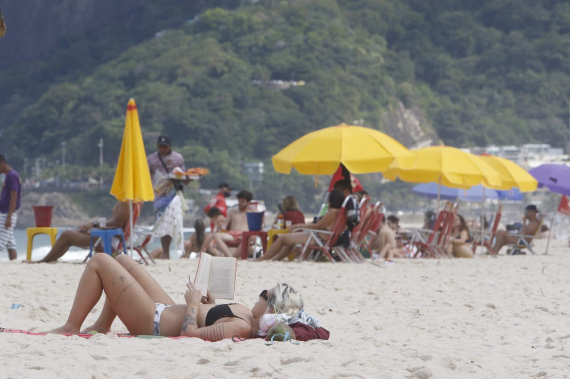 Apesar do tempo nublado, praia de Ipanema tem movimento de banhistas - Reginaldo Pimenta / Agência O DIA