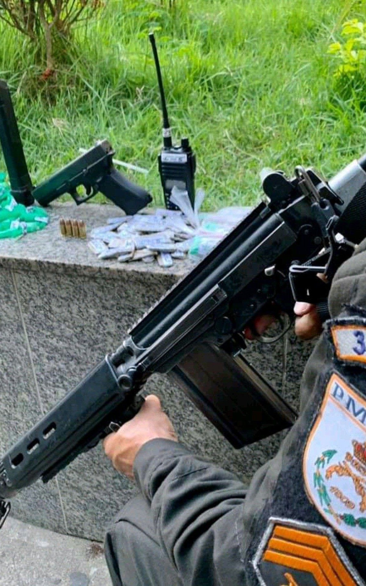 Com o homem foi apreendido uma pistola Glock 9mm, r&aacute;dio transmissor e farto material entorpecente
