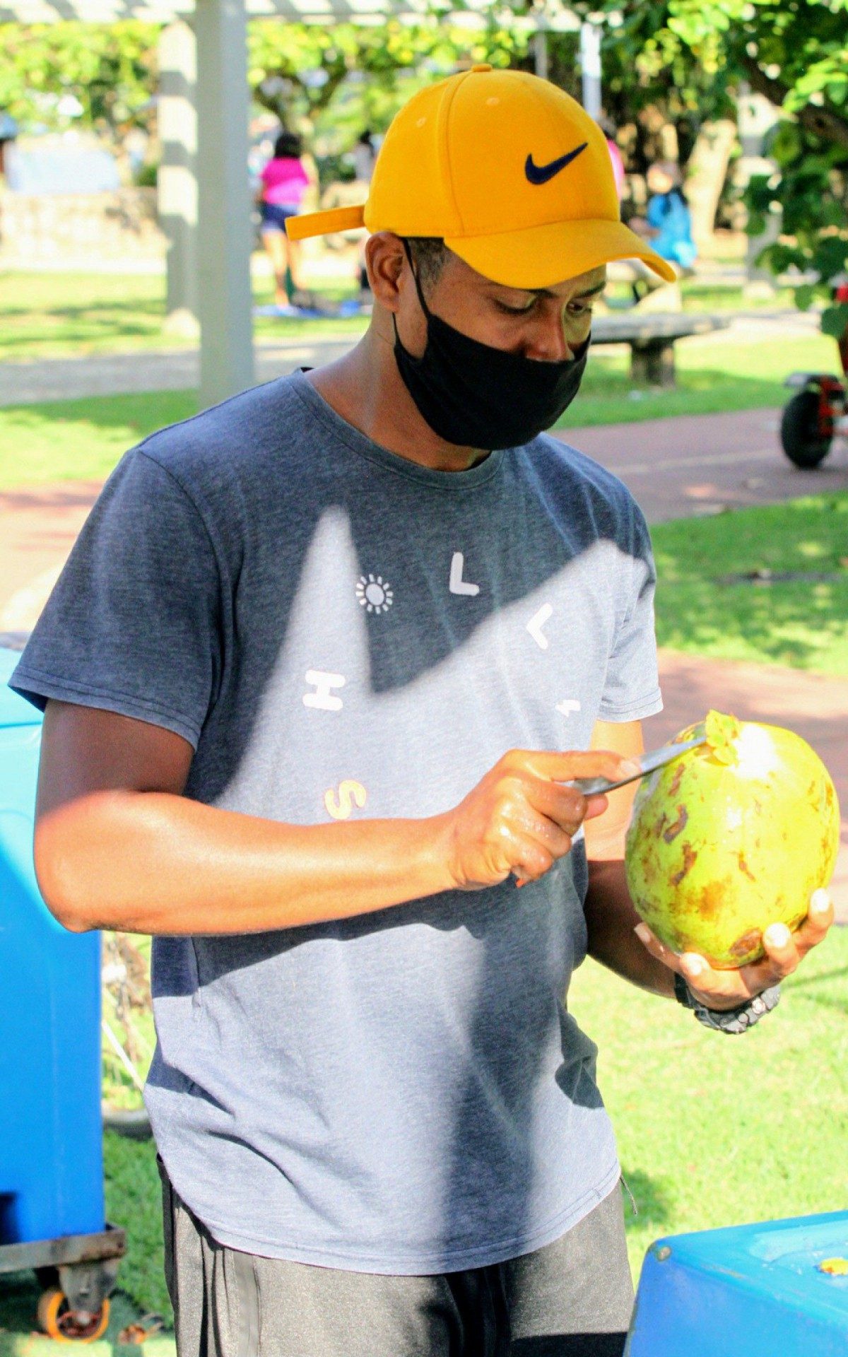 Ex-BBB Luan Patr&iacute;cio vende &aacute;gua de coco na Lagoa Rodrigo de Freitas, na Zona Sul do Rio